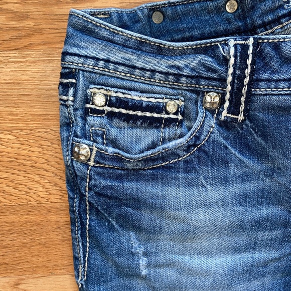 Miss Me crop jeans Rhinestone pockets, silver stitching. Size 30 - Picture 4 of 10